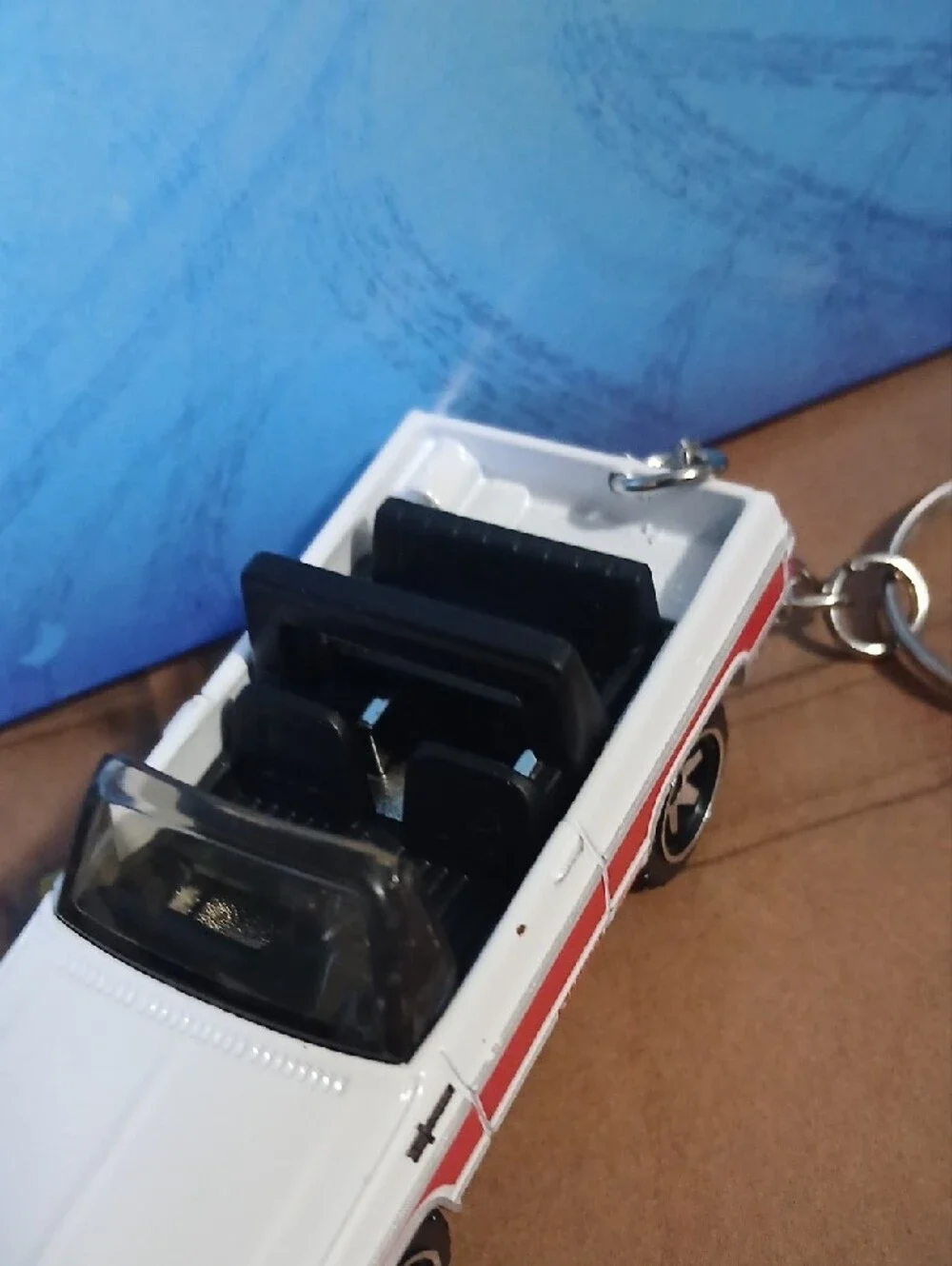 Keychain Hot Wheels '75 Chevy Blazer Custom - White with Red Stripe